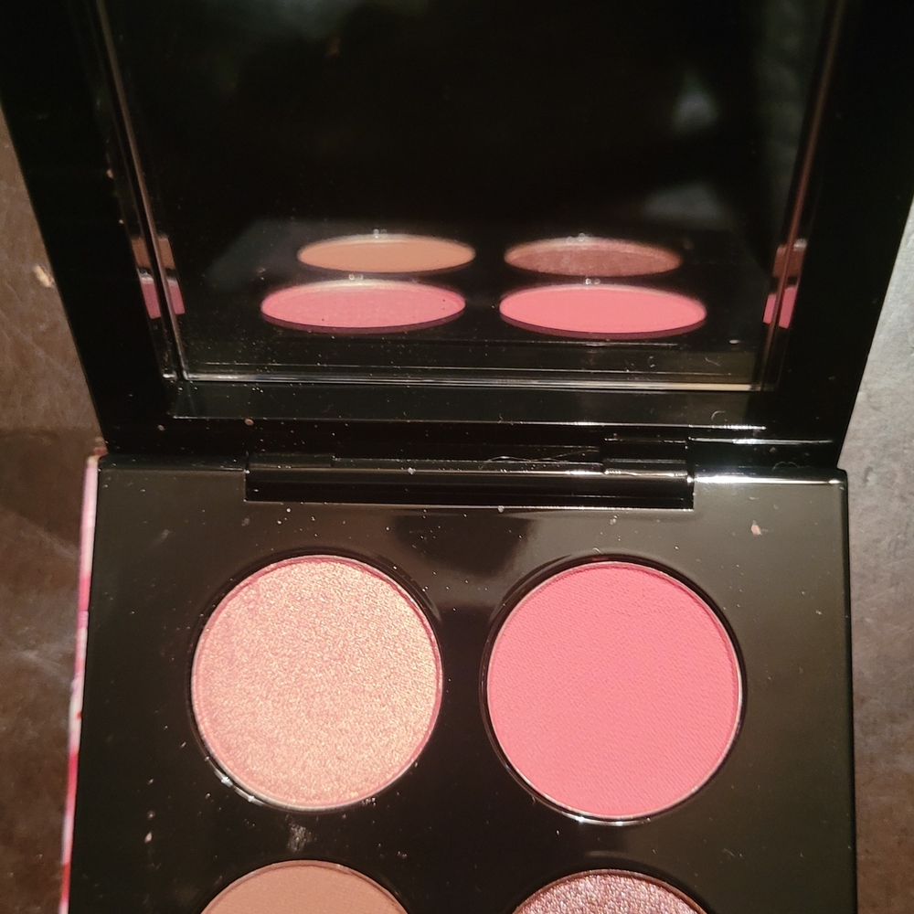 Eyeshadow Palette with Pink and Brown Shades